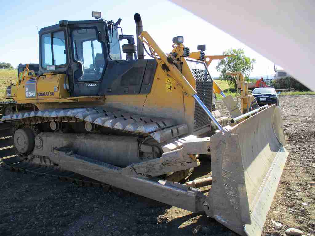 XE ỦI KOMATSU 4TY D65PX-15 2004 TỪ NHẬT BẢN