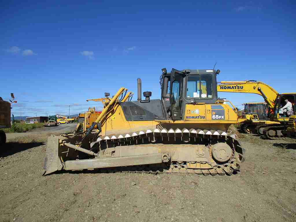 XE ỦI KOMATSU 4TY D65PX-15 2004 TỪ NHẬT BẢN